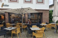 Kaffeepause-mit-Erbeerkuchen-und-Schwarzwaelder-in-Prien-am-Chiemsee-10