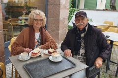 Kaffeepause-mit-Erbeerkuchen-und-Schwarzwaelder-in-Prien-am-Chiemsee-13