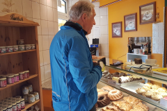 Erich kauft in der Sperre Bäckerei und Konditorei in Dargun ein