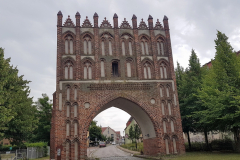 Rückseite des Kalenschen Tors in Malchin bei grauem Himmel