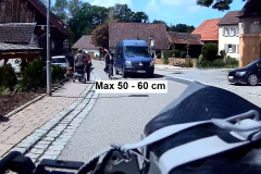 Transporter nähert sich zwei Radfahrern in einem Dorf – gefährlich geringer Überholabstand von nur etwa 50 bis 60 Zentimetern