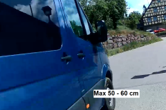 Transporter fährt dicht an Radfahrern vorbei – Beispiel für rücksichtsloses und gefährliches Überholen im Straßenverkehr