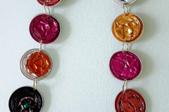 Recycling-Schmuck mit Farbkontrasten aus Kaffeekapseln und Draht