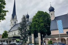 Die-Pfarrkirche-Mariae-Himmelfahrt-in-Prien-am-Chiemsee-02