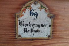 Klosterkirche-St.-Lambert-in-Seeon-persoenliche-Plaetze-in-den-Kirchenbaenken-10