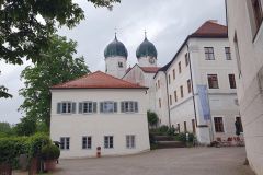 Am-Donnerstag-bei-Regenwetter-besuchten-wir-das-Kloster-Seeon-22