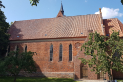 Klosterkirche St. Marien in Verchen – Ansicht mit grünem Vorgarten