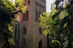 Außenansicht der Klosterkirche St. Marien in Verchen mit Kirchturm 