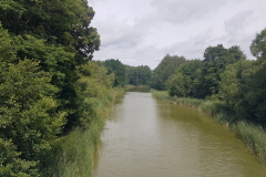 Radweg über ein Flüsschens nach Neustrelitz – Seenplatte Radtour vierte Etappe