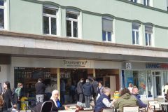 Ein-Eis-geniessen-am-Augsburger-Koenigsplatz-01