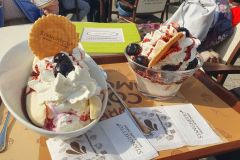 Ein-Eis-geniessen-am-Augsburger-Koenigsplatz-03