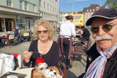 Ein-Eis-geniessen-am-Augsburger-Koenigsplatz-04