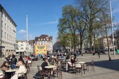 Ein-Eis-geniessen-am-Augsburger-Koenigsplatz-05
