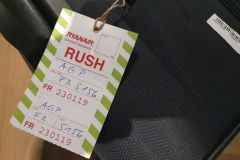 Unser-Koffer-wird-von-Ryanair-ins-Hotel-in-Malaga-gebracht-09