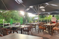 Sonnige Restaurantterrasse des La Paz mit gedeckten Tischen