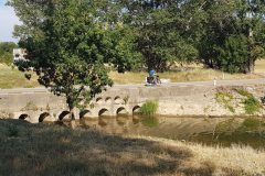 Kurz vor dem Tagesziel: Trinkpause, Wasser auffüllen und Einfahrt nach Sarras auf unserer Rhône-Radtour