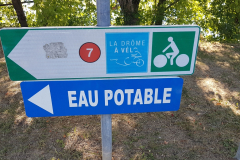 Kurz vor dem Tagesziel: Trinkpause, Wasser auffüllen und Einfahrt nach Sarras auf unserer Rhône-Radtour