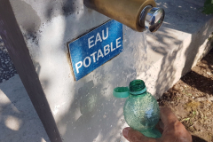 Kurz vor dem Tagesziel: Trinkpause, Wasser auffüllen und Einfahrt nach Sarras auf unserer Rhône-Radtour