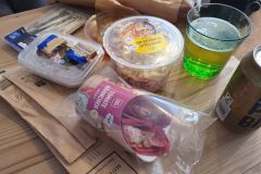 Abendessen-in-unserem-Hotelzimmer-in-Prien-am-Chiemsee-04