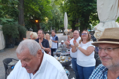 Zuschauerinnen und Zuschauer klatschen mit bei Lou Hoffners Auftritt