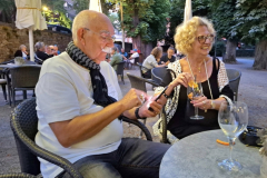 Gäste lächeln und genießen den Auftritt von Lou Hoffner