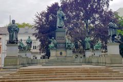 Worms-mit-Lutherdenkmal-und-dem-Storchenturm-05