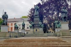 Worms-mit-Lutherdenkmal-und-dem-Storchenturm-06