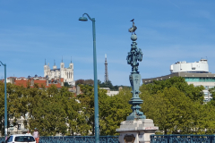 Flusskreuzfahrt Etappe 10 Lyon über die Brücke Pont de Universite Blick zur basilika