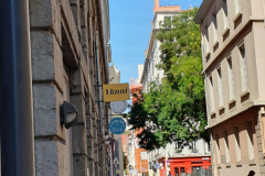 Flusskreuzfahrt Etappe 10 Lyon über die Brücke Pont de Universite Begenung mit dem Laden Brigand