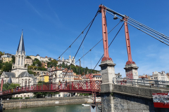 Lyon Über die Hängebrücke zur Kirche Saint Georges Blick zur Basilika