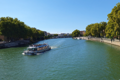 In Lyon Über die Hängebrücke zur Kirche Saint Georges über die Saone