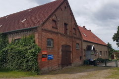 Ruhe und Weite trotz grauem Himmel – schöne Gebäude auf unserer Seenplatten-Radtour