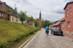 Dichte Wälder und sanfte Hügel – meditative Momente unserer Radtour zwischen den Etappen - Einfahrt in Malchow