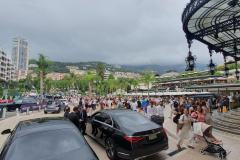 Côte d’Azur Reise Monaco. Place de Casino voller Menschen