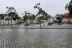 Marktplatz von Neustrelitz bei Nässe – Seenplatte Radtour vierte Etappe