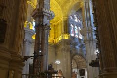 Das-opulente-Innere-der-Kathedrale-von-Malaga-03
