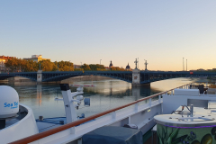 Sonniger Morgen. Auf der Fahrt von Lyon nach Orange – Landschaften, Dörfer und Straßen unterwegs