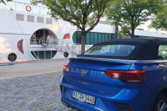 Unser Auto steht vor dem Schiff. Auf der Fahrt von Lyon nach Orange – Landschaften, Dörfer und Straßen unterwegs