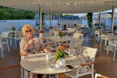 Rita auf dem Sonnendeck. Auf der Fahrt von Lyon nach Orange – Landschaften, Dörfer und Straßen unterwegs
