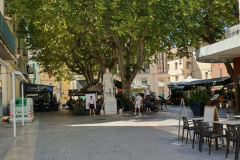 Bummel in der Altstadt von Orange. Place de la République 
