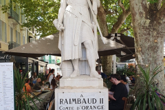 Bummel in der Altstadt von Orange. Statue de Raimbaud. Place de la République 