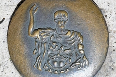 Bummel in der Altstadt von Orange.  Römische Münze oder Medaillon mit Kaiser Augustus, bezogen auf Arausio (heute Orange