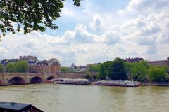 Der-Pont-Neuf-deutsch-Neue-Bruecke-ist-die-aelteste-im-Originalzustand-erhaltene-Bruecke-ueber-die-Seine-in-Paris