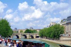 Pont-Neuf-die-aelteste-Bruecke-ueber-Seine-in-Paris