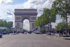 Bummel-und-Abendessen-auf-den-Champs-Elysees-im-Cafe-George-V-in-Paris-11