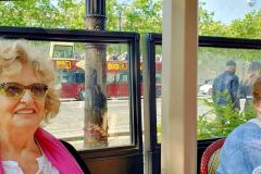 Fruehstueck-im-Cafe-George-V-und-Stadtrundfahrt-mit-dem-roten-Doppeldeckerbus-in-Paris-01