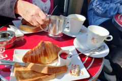 Fruehstueck-im-Cafe-George-V-und-Stadtrundfahrt-mit-dem-roten-Doppeldeckerbus-in-Paris-02