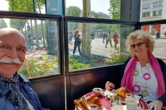 Fruehstueck-im-Cafe-George-V-und-Stadtrundfahrt-mit-dem-roten-Doppeldeckerbus-in-Paris-03