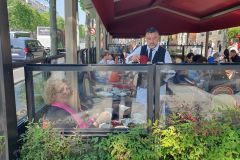 Fruehstueck-im-Cafe-George-V-und-Stadtrundfahrt-mit-dem-roten-Doppeldeckerbus-in-Paris-07