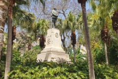 Durch-den-Park-in-Malaga-auf-dem-Weg-zum-Picasso-Museum-05